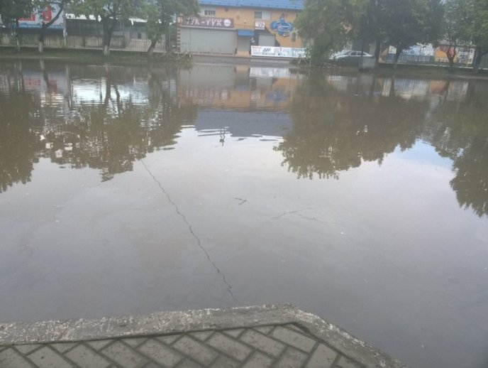 Після зливи автостанція у Сваляві перетворилася на озеро – 02