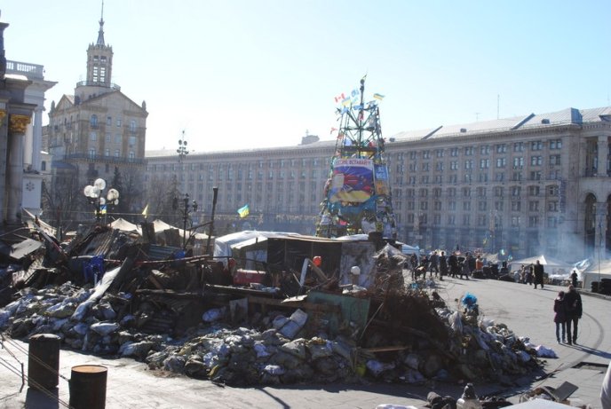 Один день з життя Майдану: на що перетворилась центральна площа України за місяць після революції (ФОТОРЕПОРТАЖ) – 32