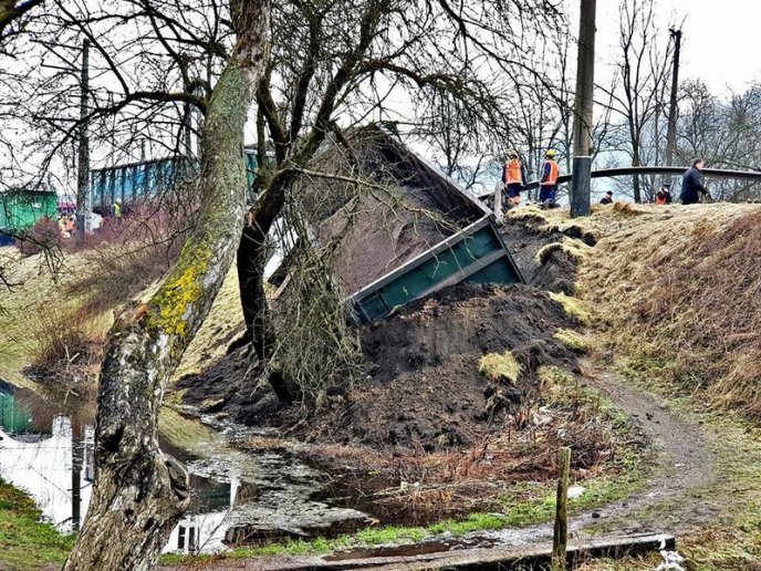 На Закарпатті потяг з’їхав із залізничної колії – 02