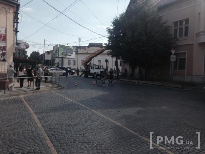 На розі вулиць Августина Штефана та Ярослава Мудрого у Мукачеві перекрито рух транспорту – 02