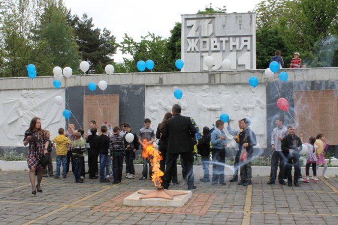 Мукачівські діти покладали квіти до вічного вогню (ФОТОРЕПОРТАЖ) – 03