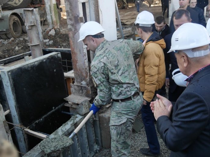 Під фундамент майбутнього реабілітаційного центру в Ужгороді заклали "капсулу часу" – 02