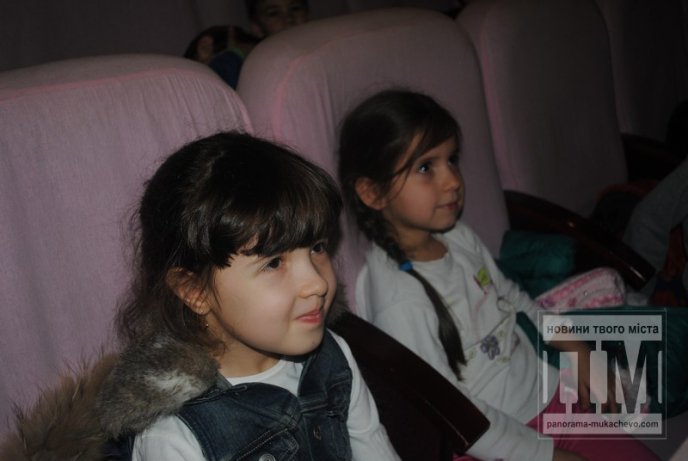 Мукачівським дітлахам показали виставу про Святого Миколая (ФОТО) – 02