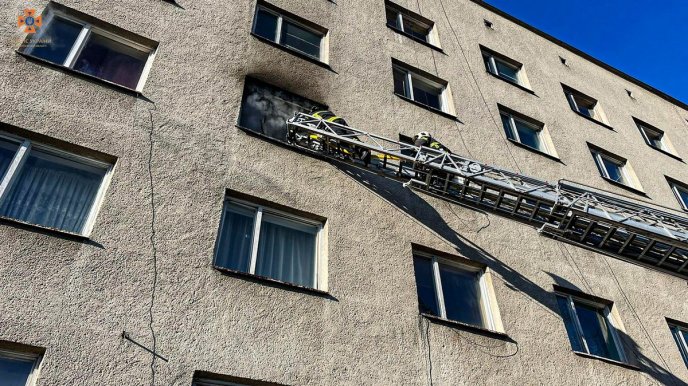 На третьому поверсі гуртожитку виникла пожежа. Рятувальники евакуювали студента – 01