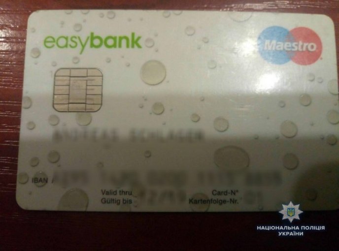 Нічний грабіж: троє зловмисників напали на чоловіка – 02