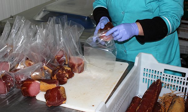 Олександру Ледиді показали як на Мукачівщині ковбаси роблять (ФОТО) – 05