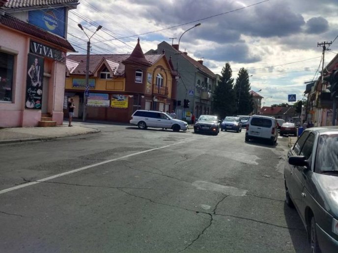 На перехресті вулиць Миру та Івана Франка у Мукачеві зіткнулись дві іномарки – 01