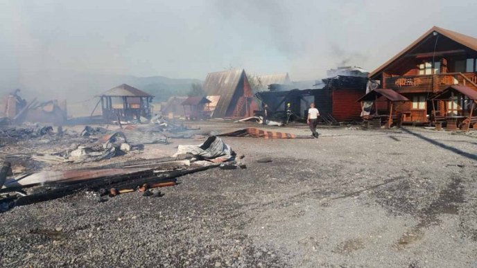 На Закарпатті палає відома база відпочинку – 06