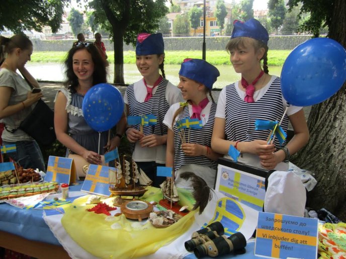 "Калейдоскоп країн-сусідів" провели школярі на набережній Незалежності в Ужгороді – 04 "Калейдоскоп країн-сусідів" провели школярі на набережній Незалежності в Ужгороді – 04