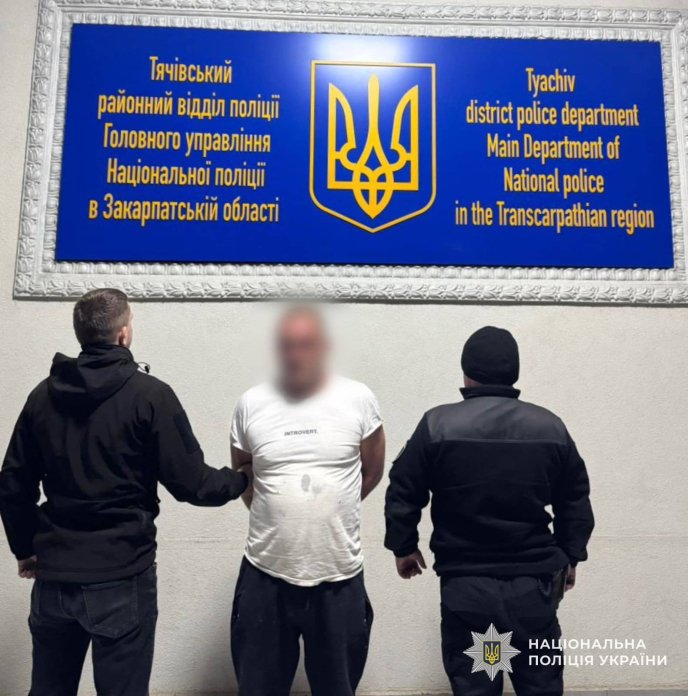 На Закарпатті чоловік підпалив сусіду машину: поліція показала фото – 01