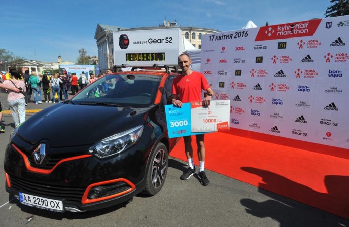 Мукачівець Сергій Расчупкін отримав відзнаку Київського напівмарафону – 07