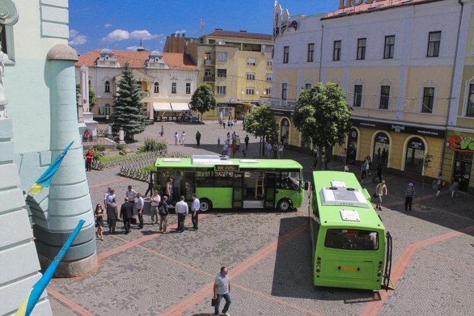 У центрі Мукачева презентували нові автобуси – 03