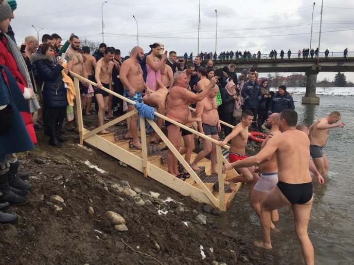 Як у Мукачеві воду освячували та занурювалися в Латорицю – 07