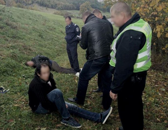 Закарпатські патрульні оприлюднили фото резонансного затримання грабіжників у Нижніх Воротах – 06