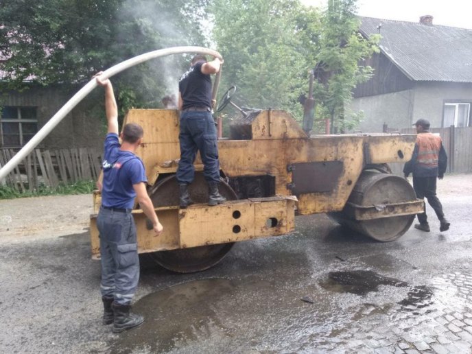 Посеред дороги загорівся каток – 03