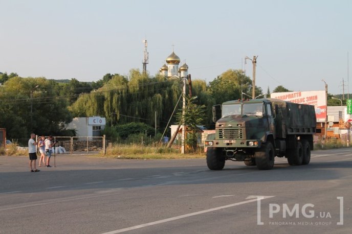 Трасою "Київ-Чоп" у Мукачеві рушили два військових автобуси – 04
