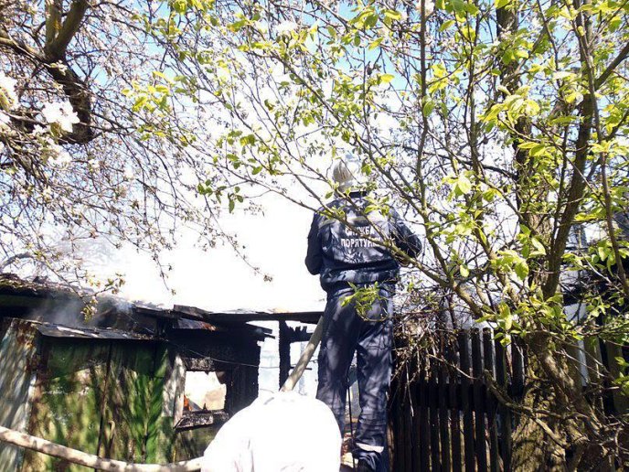 У Воловці горіли підсобні приміщення – 04