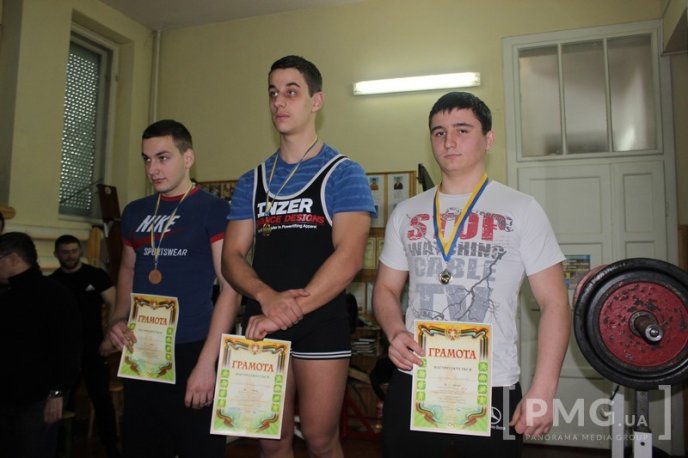 У Мукачеві відбувся святковий турнір з класичного жиму лежачи – 20