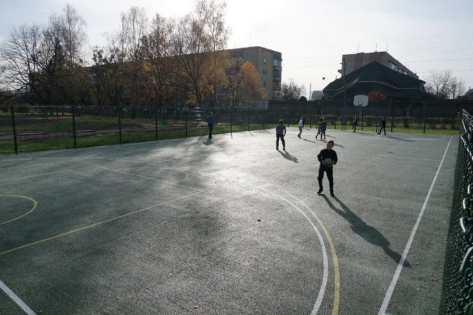 У Мукачеві в НВК №11 відкрили міні-футбольне поле – 03 У Мукачеві в НВК №11 відкрили міні-футбольне поле – 03