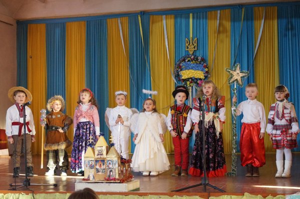 Діти з сіл Тереблянської долини колядували у Буштині – 03 Діти з сіл Тереблянської долини колядували у Буштині – 03