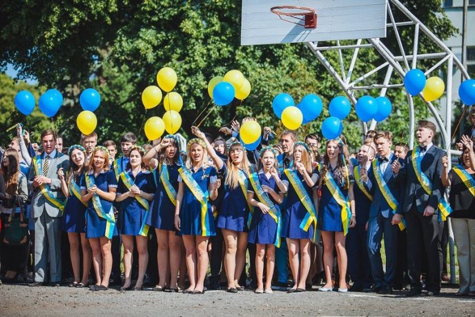 В Ужгородській ЗОШ №3 відлунав останній дзвінок (ФОТО) – 04