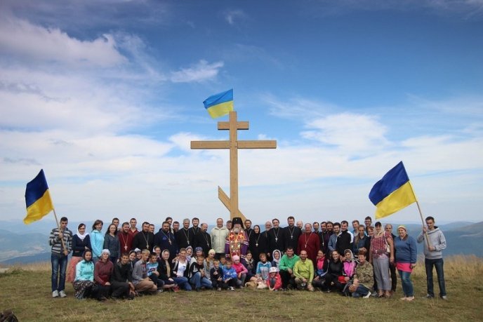 Вандали порубали і спалили 8-метровий хрест на горі Полонина Руна – 05