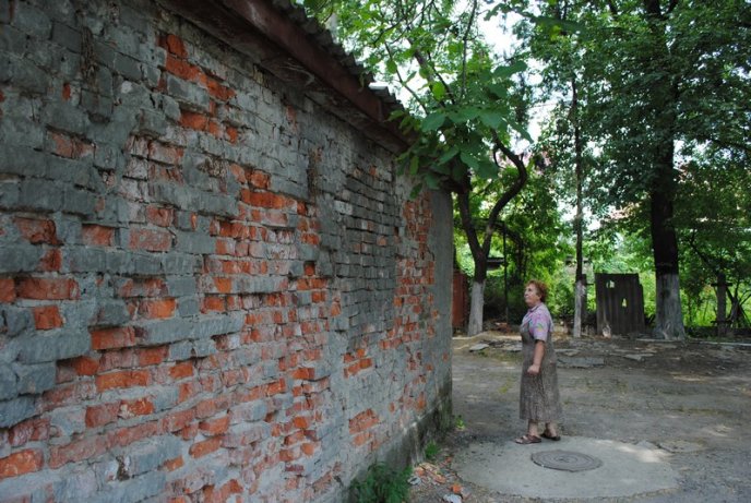 Мешканці житлового будинку по вулиці Московській потерпають від сусідства з напівзруйнованою будовою (ФОТО) – 06