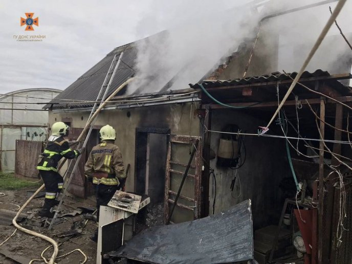 У дворі спалахнула пожежа, поки власника не було вдома – 02 У дворі спалахнула пожежа, поки власника не було вдома – 02