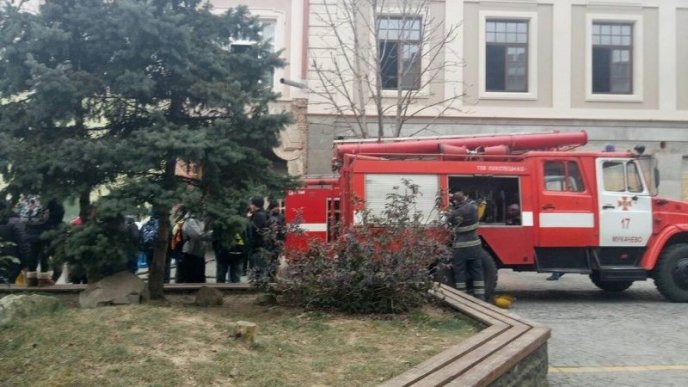 Пожежні машини у центральній частині Мукачева: рятувальники розповіли, що сталося – 03