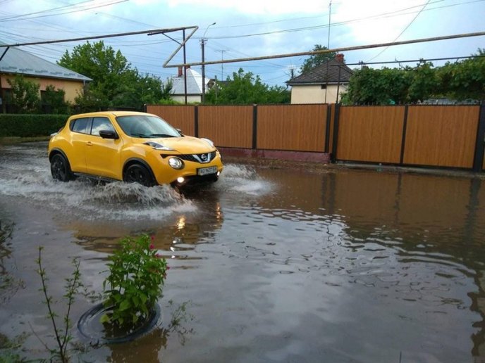 Наслідки негоди: вулиці міста перетворилися на ріки – 04
