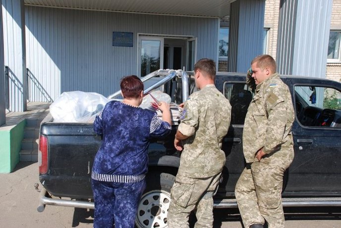 Військові 128-ої бригади подарували книги одній із сільських шкіл Луганщини – 02 Військові 128-ої бригади подарували книги одній із сільських шкіл Луганщини – 02