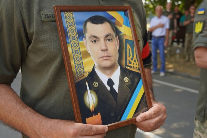 У захисника залишилися дружина та дві доньки: в області попрощалися з Героєм – 01