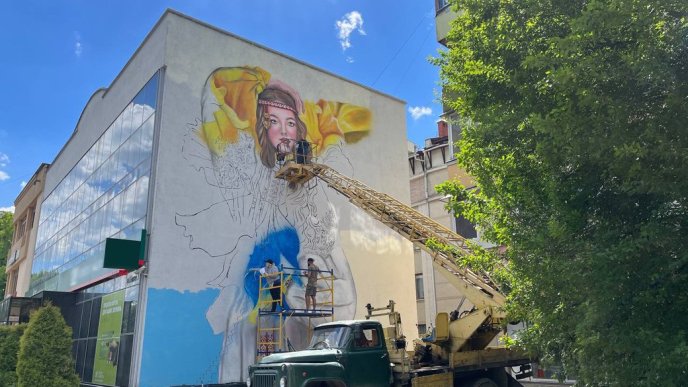 Дівчина, яка символізує Україну: в Ужгороді художники малюють мурал – 01