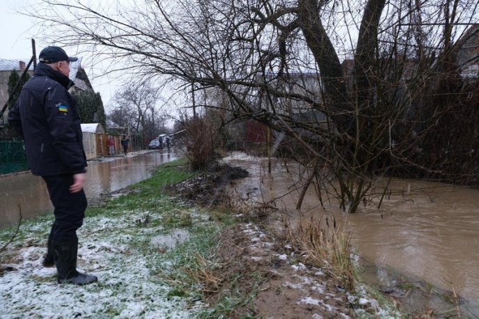 На Закарпатті сильні дощі спричинили підтоплення: ВІДЕО  – 01