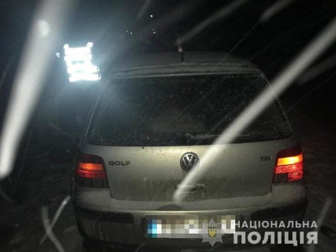 Чекав на свого клієнта: поліцейські розповіли, чому затримали закарпатця – 02