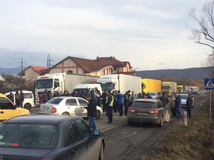 В Ужгороді на об’їзній перекрили дорогу – 02