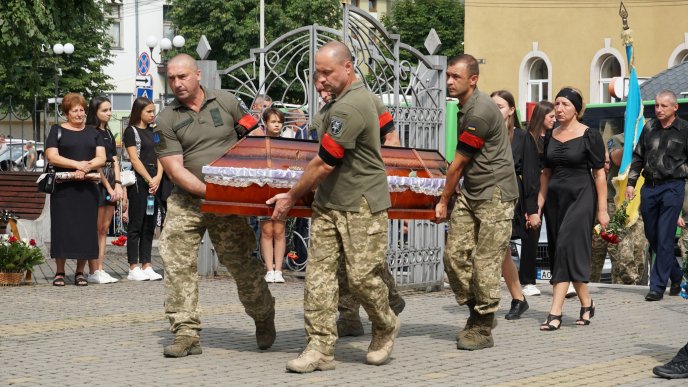 У Мукачеві попрощались із загиблим на війні Іваном Дербалем – 02 У Мукачеві попрощались із загиблим на війні Іваном Дербалем – 02