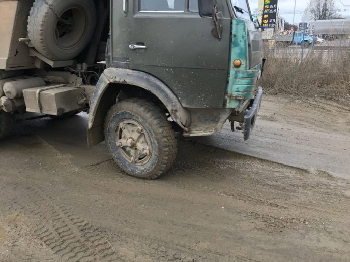 В Ужгороді забудовника оштрафують за те, що вантажівки виїжджали з будівництва із брудними колесами – 01