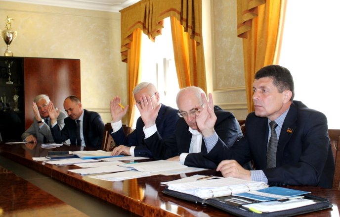 Дві комісії Закарпатської облради готуються до пленарного засідання крайового парламенту – 06 Дві комісії Закарпатської облради готуються до пленарного засідання крайового парламенту – 06