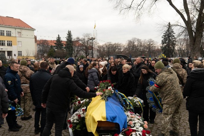 Закарпаття попрощалось із Героєм, який загинув наприкінці січня – 02 Закарпаття попрощалось із Героєм, який загинув наприкінці січня – 02