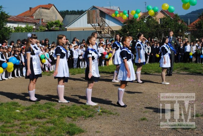 Останній дзвінок відлунав для випускників Мукачівської ЗОШ №6 (ФОТО) – 29