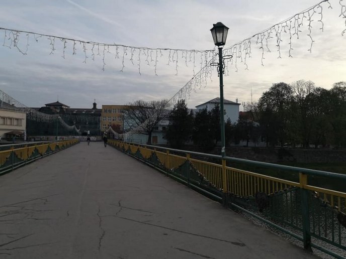 Вранці чоловік наробив шкоди в центрі Ужгорода – 03