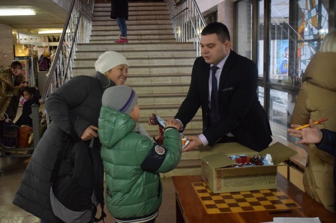 В Ужгороді влаштували святковий концерт для дітей – 03