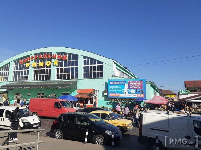 На ринках Мукачева попри заборону продають штучні вінки і квіти – 01