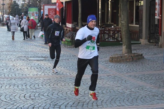 Мукачівці влаштували вулицями міста новорічний забіг – 13