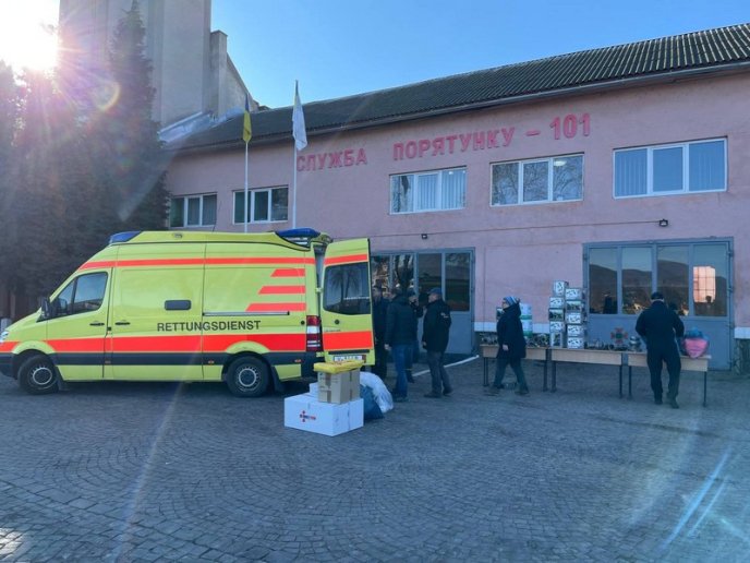 Реанімобіль та оснащення передав мукачівським медикам і рятувальникам керівник TUP GmbH – 13