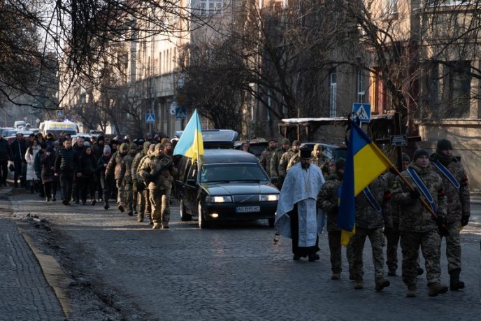 Залишилися батьки, дружина, донька: на Закарпатті поховали військового – 03