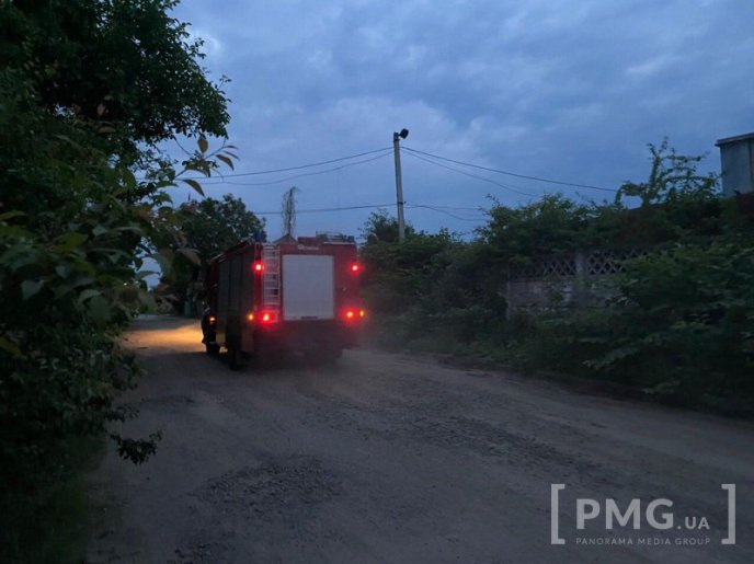 Вечірня пожежа у Мукачеві: клуби диму видно із різних частин міста – 06