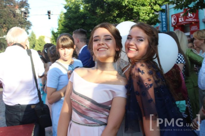 Мукачівські випускники станцювали прощальний вальс у центрі міста – 08
