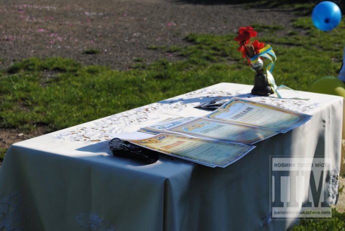 Останній дзвінок відлунав для випускників Мукачівської ЗОШ №6 (ФОТО) – 16